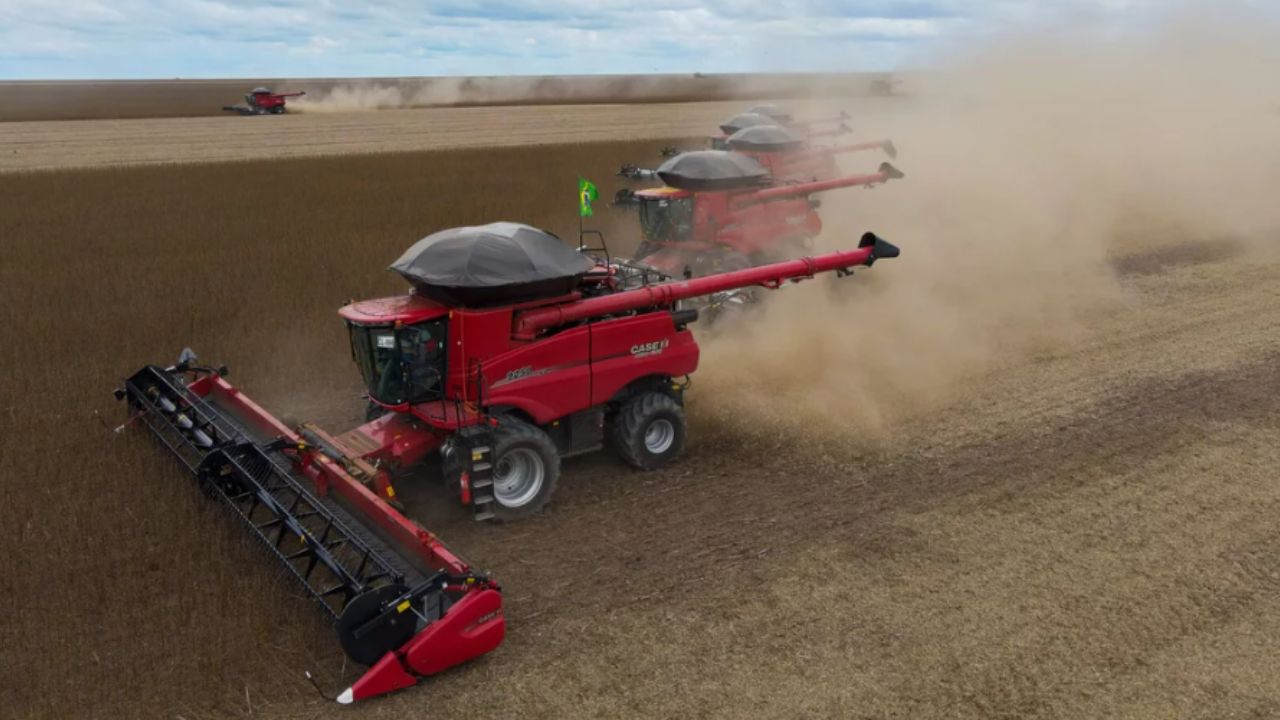 A colheitadeira Case IH Axial-Flow 9250 utiliza automação inteligente para pensar por si mesma, revolucionando a eficiência e a qualidade da colheita no agronegócio. Foto: Case IH
