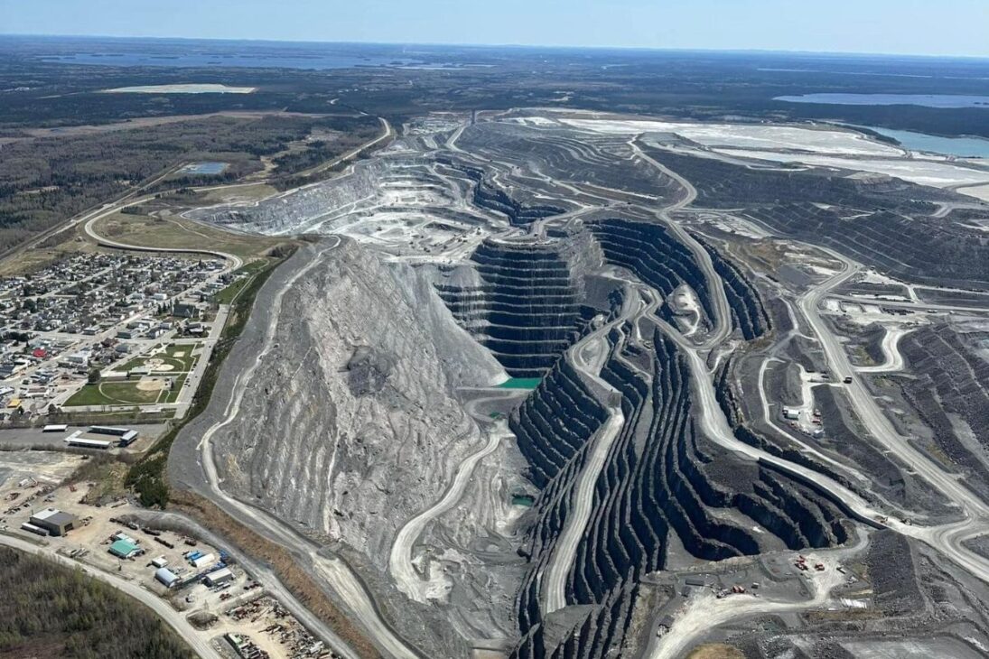 A compra da mina de ouro brasileira por US$ 4,8 bilhões pela canadense Pan American Silver, que criou uma nova gigante de metais preciosos