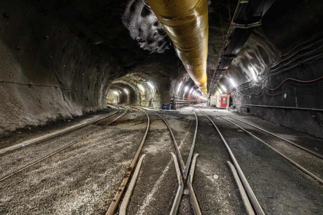 Uma das obras de engenharia mais impressionantes do mundo está em sua fase final sob os Alpes. A construção do túnel ferroviário mais longo dos Alpes, conhecido como Túnel de Base de Brenner (BBT), representa a ambição da Europa de criar uma artéria de transporte subterrânea que vai redefinir a conexão entre o norte e o sul do continente, ligando a Áustria à Itália.