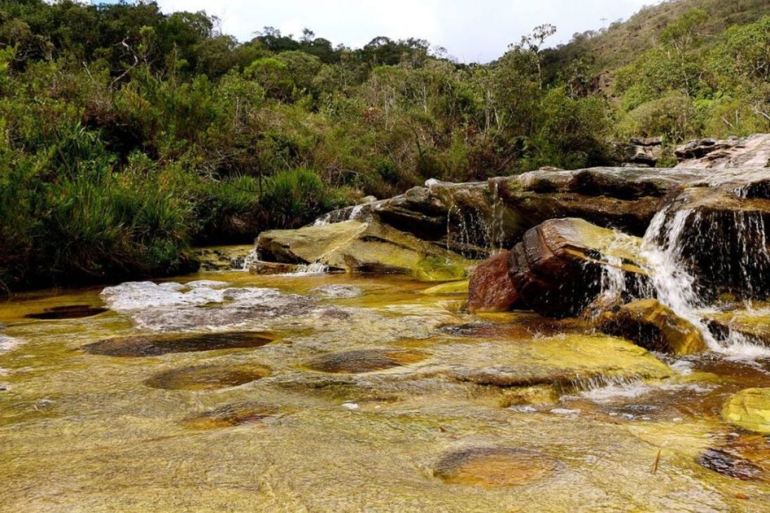 A estrada trilha de 16 km que exige um 4x4 e muita coragem para chegar a um dos lugares mais bonitos de Minas Gerais