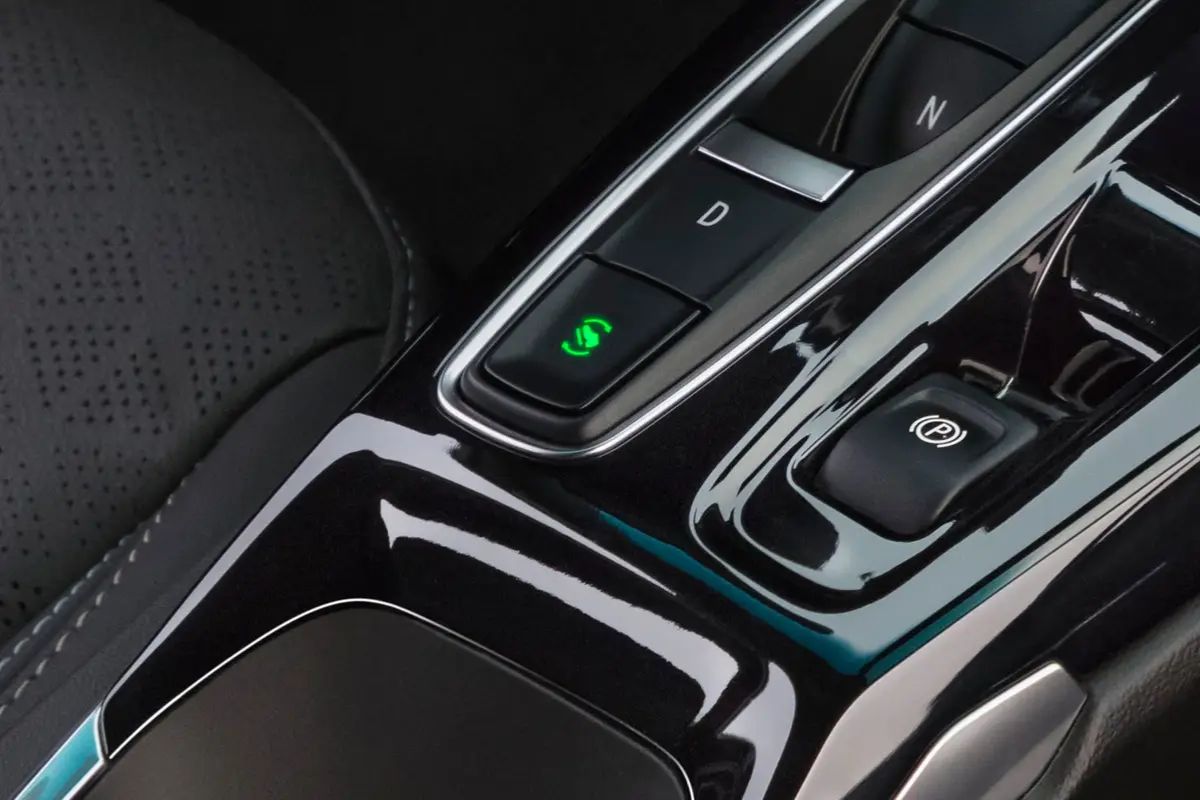 A função dos carros elétricos que permite dirigir com um só pedal: como funciona a tecnologia que acelera, freia e até aumenta a autonomia da bateria