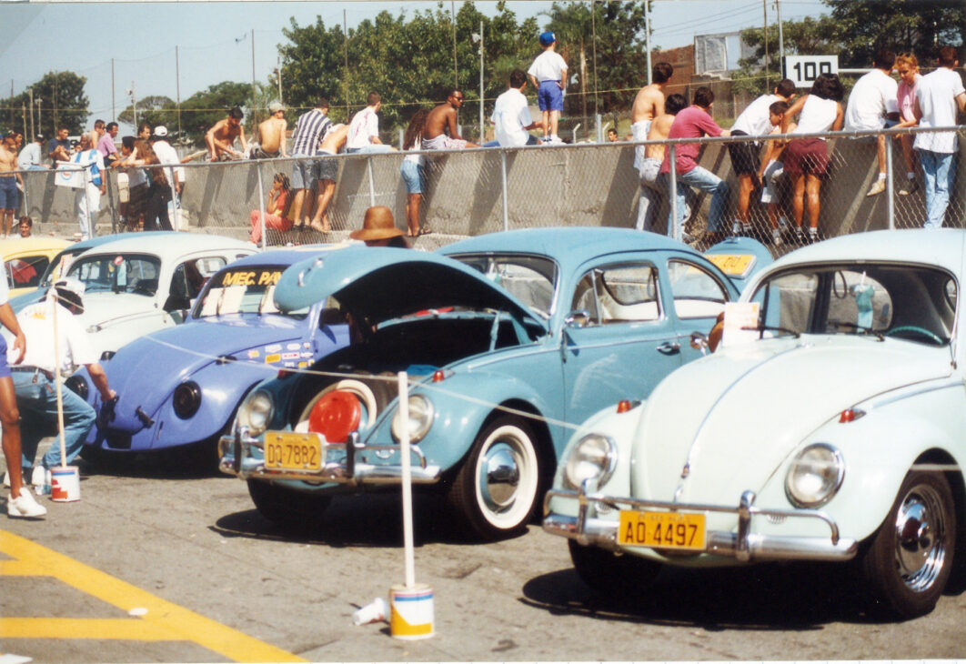 A maior carreata de Fuscas do mundo 2.728 carros em SP, 1995! Veja como a paixão pelo Fusca fez história e entrou para o Guinness (IMAGEM AUTOENTUSIASTAS)