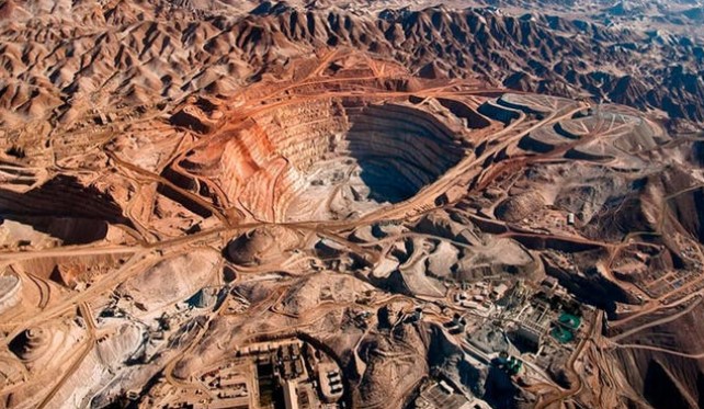 A maior mina de cobre do mundo, com um recurso de 26 bilhões de toneladas de minério no Chile, e uma produção anual superior a 1,2 milhão de toneladas de cobre