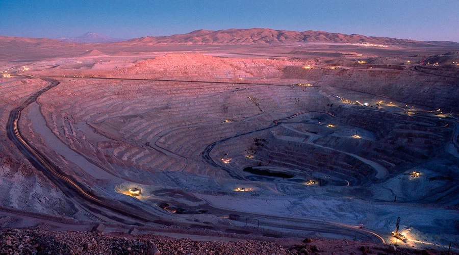 A maior mina de cobre do mundo, com um recurso de 26 bilhões de toneladas de minério no Chile, e uma produção anual superior a 1,2 milhão de toneladas de cobre