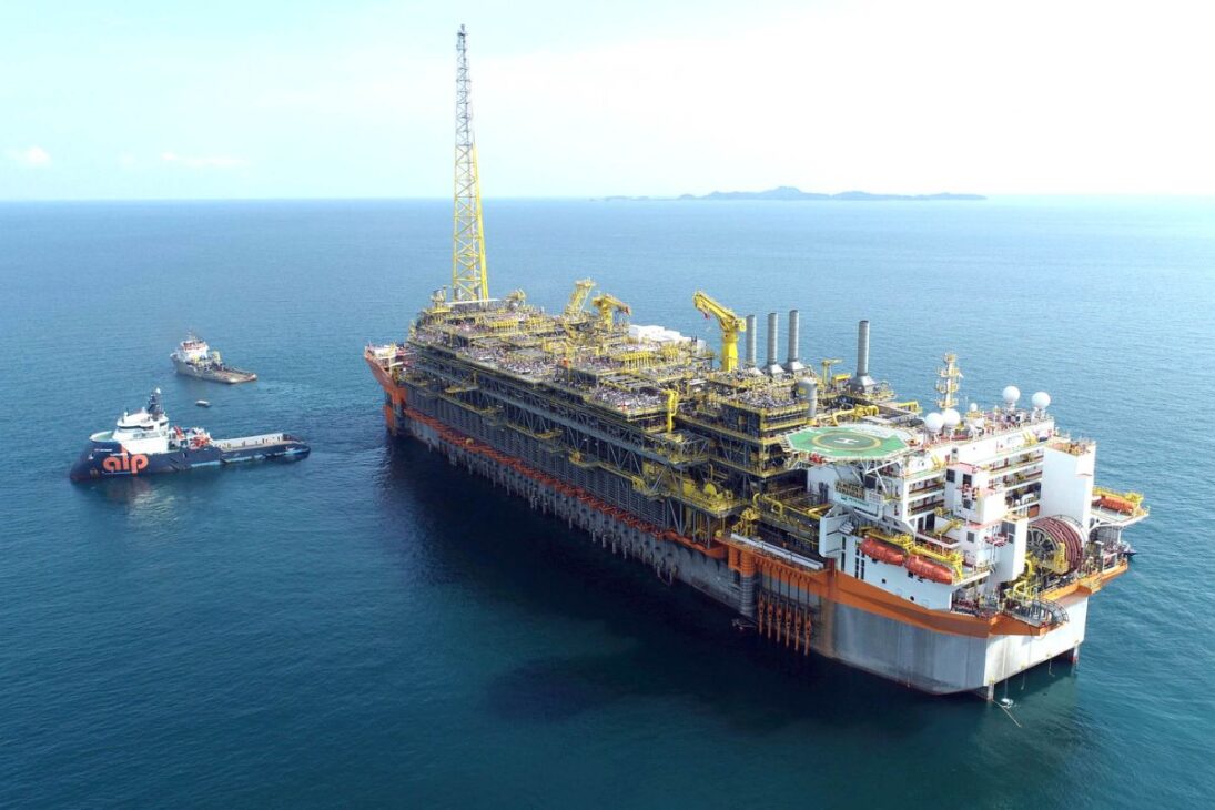 A maior plataforma de petróleo no Brasil processa 225 mil barris por dia e foi construída com um financiamento de US$ 1,63 bilhão