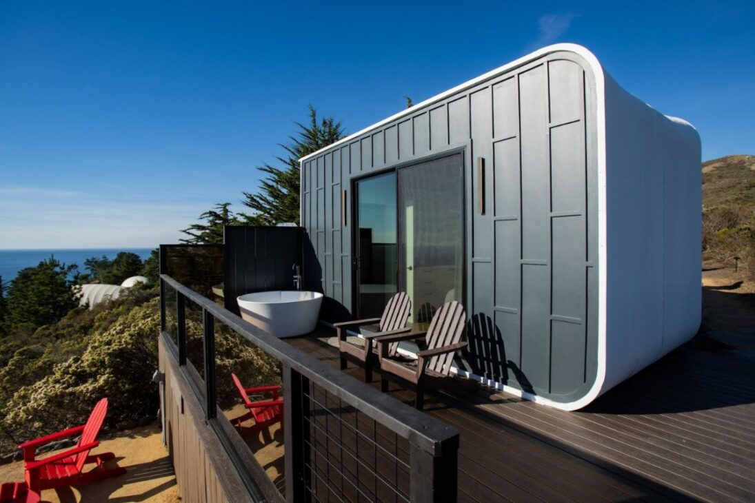 A Azure Printed Homes é o exemplo mais bem-sucedido da revolução dos materiais. A empresa utiliza um material composto por mais de 60% de plástico reciclado, vindo de garrafas PET e outras embalagens, misturado com fibra de vidro para dar resistência.