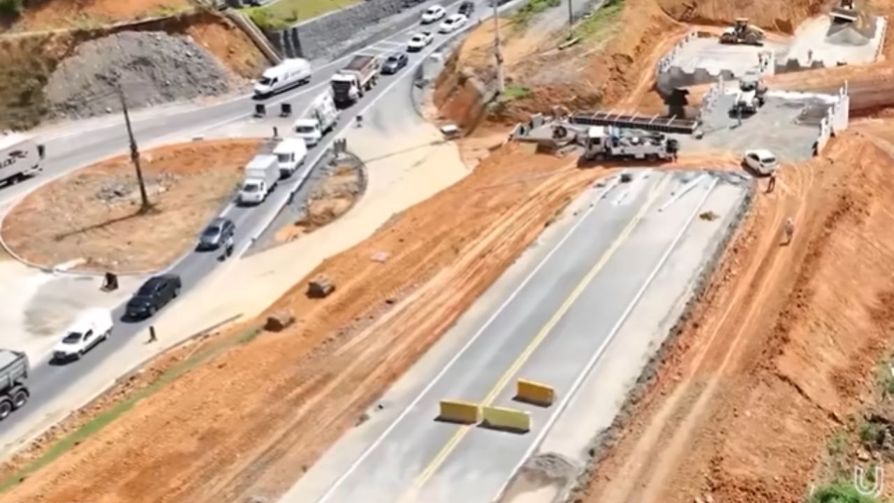 Um complexo sistema de viadutos e passagens está sendo erguido na BR-470 para otimizar o fluxo de veículos e aumentar a segurança na região. Imagem: Canal Urbana.
