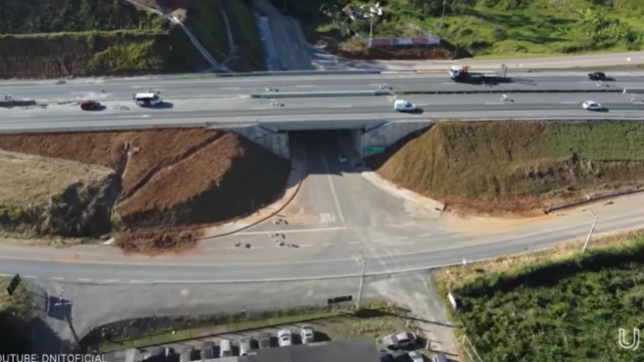 A duplicação da BR-470 avança com a construção de novas pistas, viadutos e infraestrutura moderna para impulsionar o desenvolvimento de Santa Catarina. Imagem: Canal Urbana.