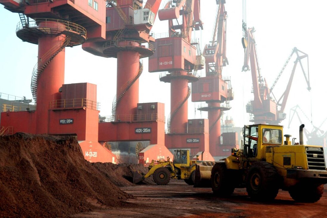 A mina de terras raras de investidores dos EUA em Goiás que vendeu toda a sua produção para a China e tem contrato até 2027