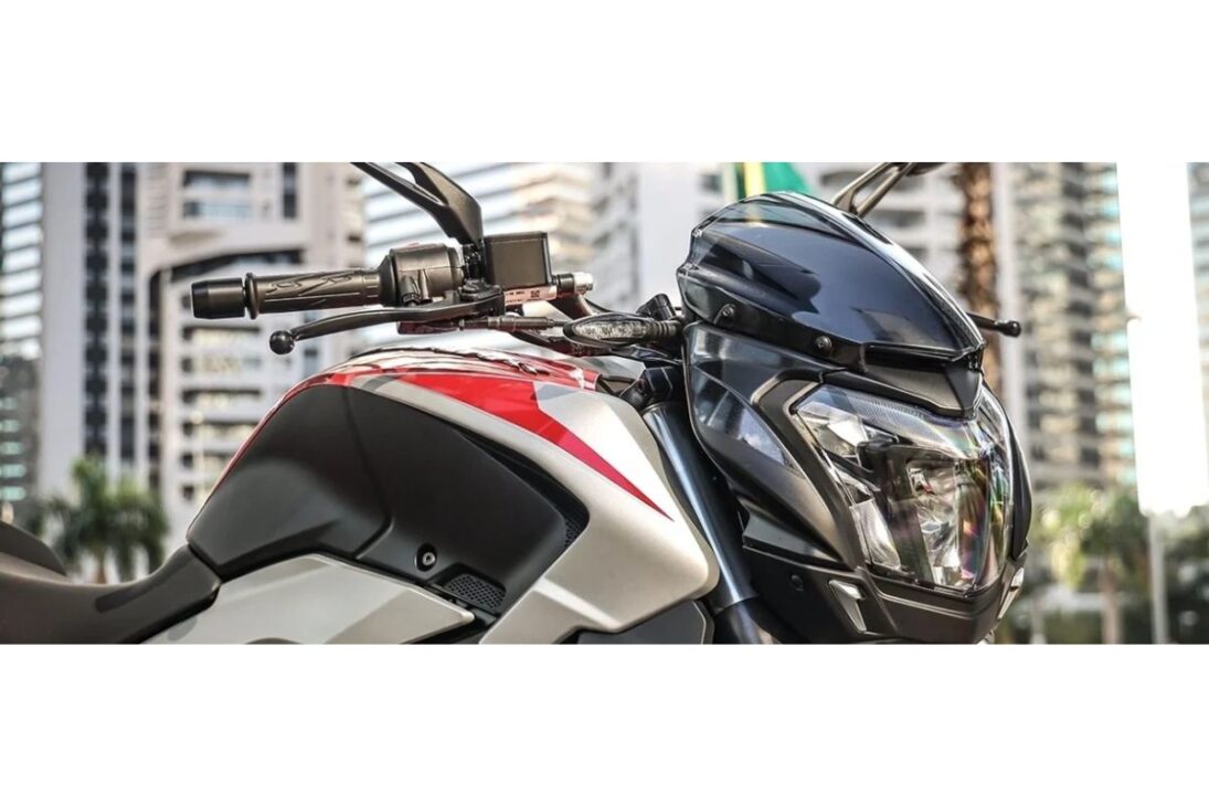 A nova Bajaj Dominar 250 com motor de 250cc, atinge a marca de 154 km/h no Brasil