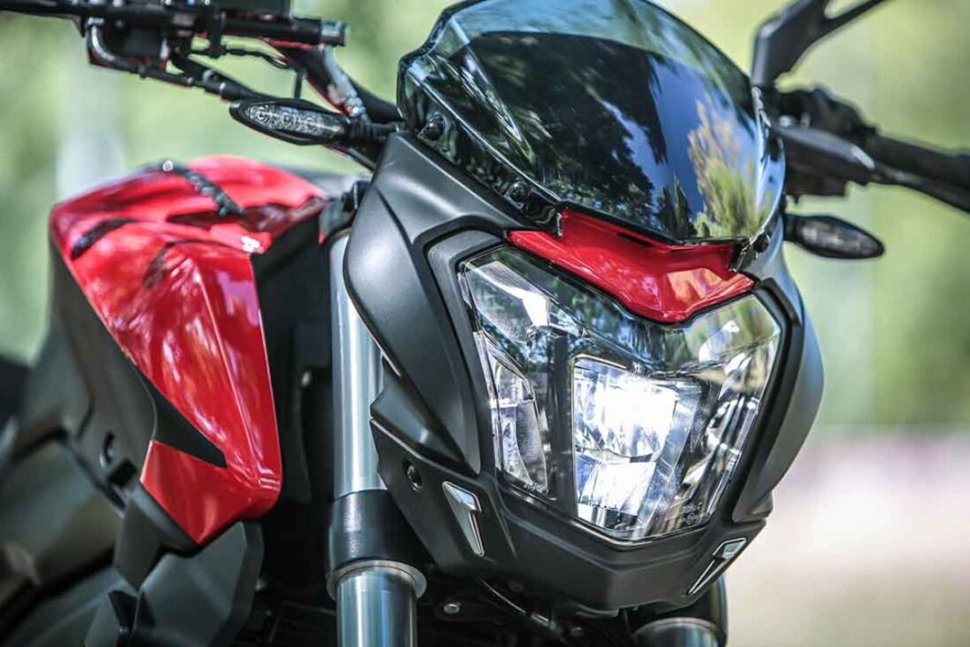 A nova Bajaj Dominar 250 com motor de 250cc, atinge a marca de 154 km/h no Brasil
