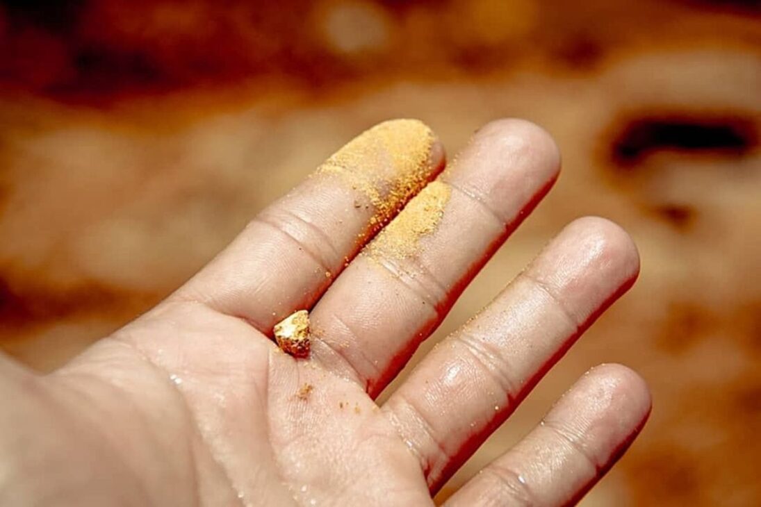 A imagem de Serra Pelada, o maior garimpo a céu aberto da história, ainda assombra a memória do Brasil. Nos anos 80, dezenas de milhares de homens cavaram uma cratera colossal no Pará em busca do sonho da riqueza. Hoje, a Amazônia vive uma nova febre do ouro, levantando a questão: estaria a região testemunhando o surgimento de uma nova Serra Pelada?