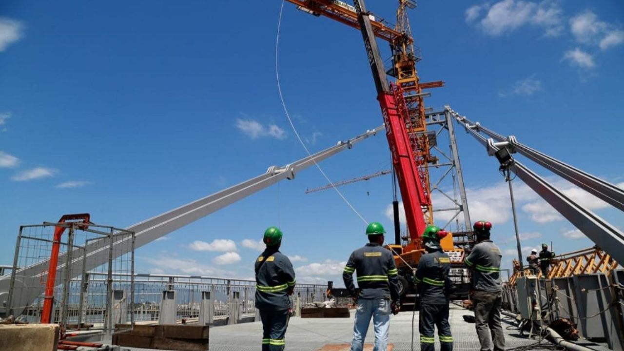 Retirada das gruas da Ponte Hercílio Luz, em outubro de 2019. Imagem: Governo de SC
