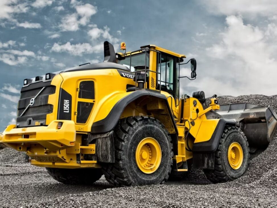 A potente carregadeira de rodas Volvo L150H que, numa única caçambada, move material para lotar quatro picapes