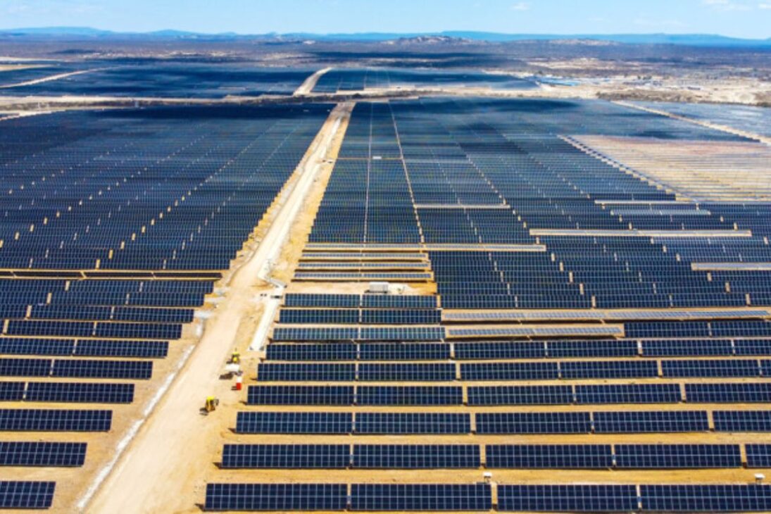 A usina solar brasileira que gera energia para 1,7 milhão de pessoas e cria um microclima no sertão