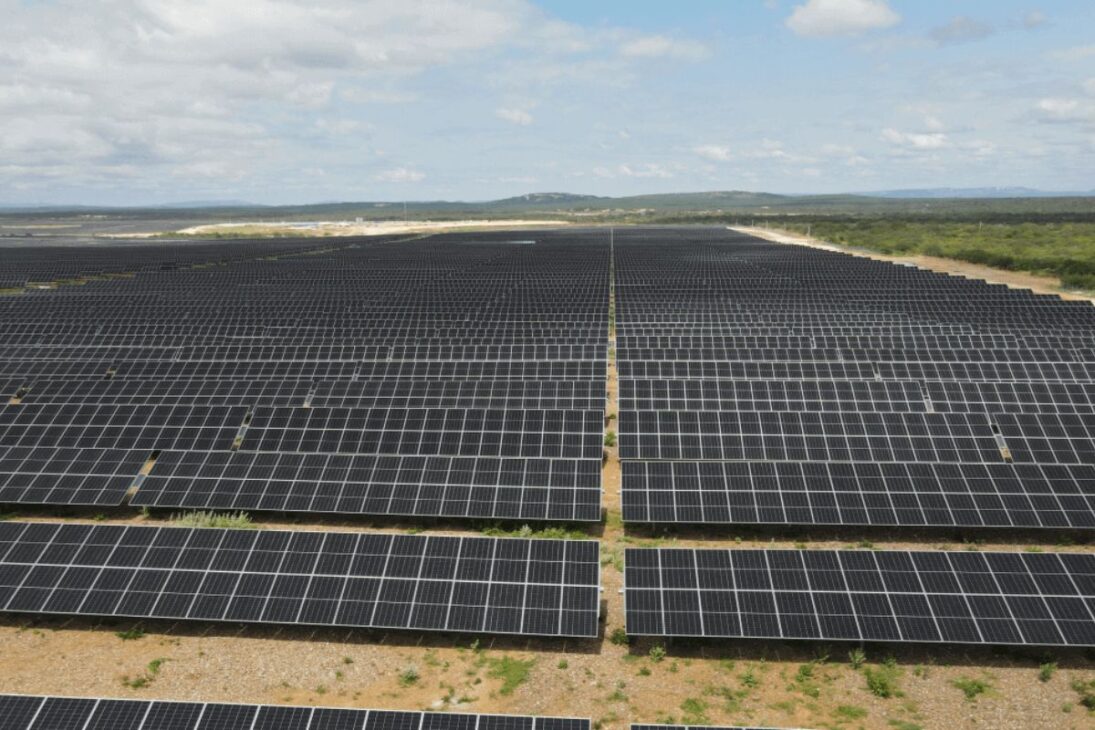 A usina solar brasileira que gera energia para 1,7 milhão de pessoas e cria um microclima no sertão