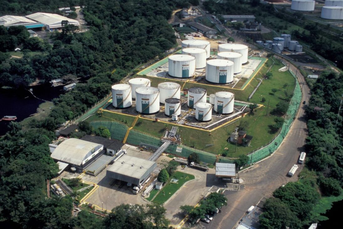 A venda da Petrobras por US$ 257 milhões pela Refinaria da Amazônia para grupo privado que gerou uma crise de preços para os consumidores