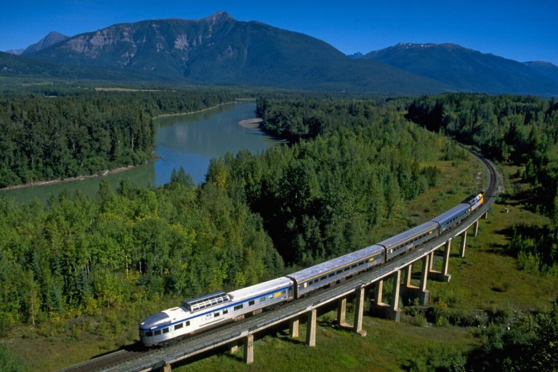 A viagem de trem mais longa na América tem 4 dias, cruza 5 províncias, liga Toronto a Vancouver e se tornou uma jornada icônica no Canadá