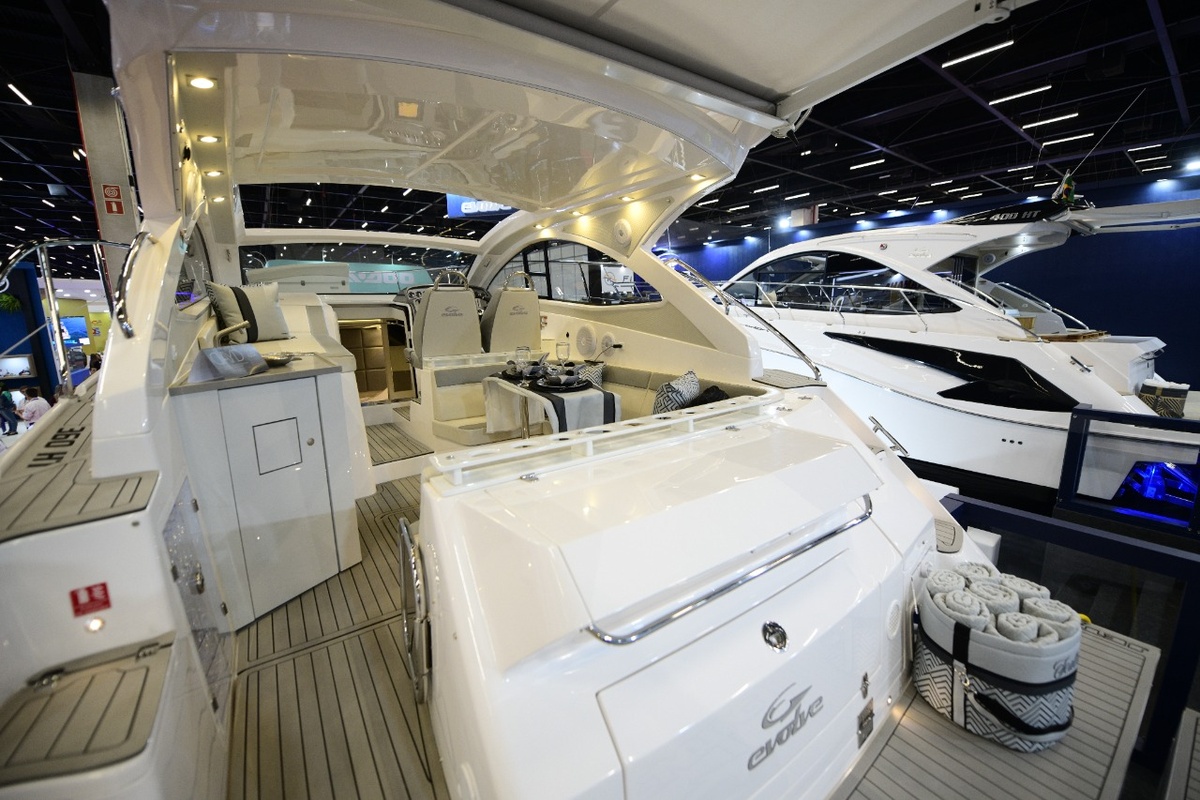 Iate de luxo Evolve 360 com interior sofisticado em exposição náutica