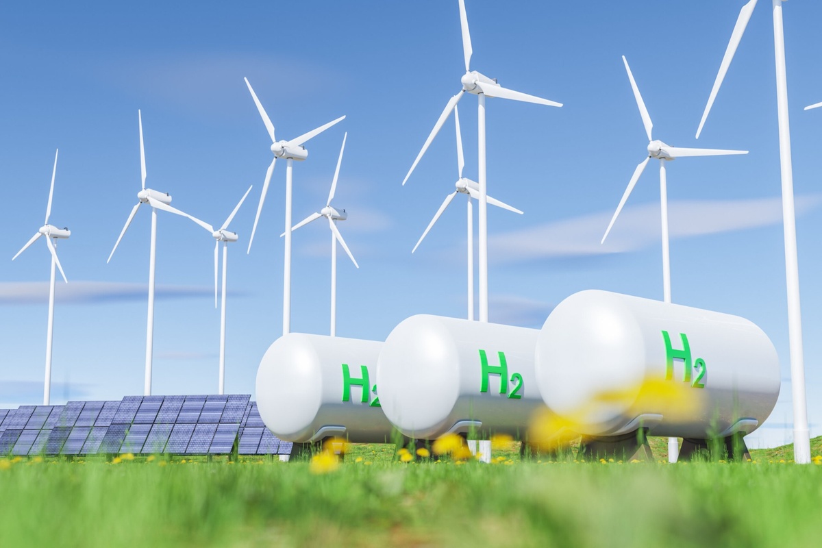 urbinas eólicas, painéis solares e tanques de hidrogênio verde em campo aberto