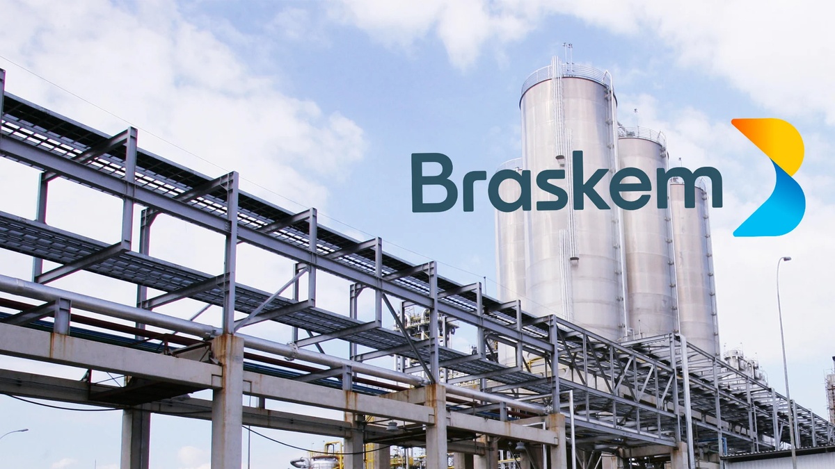 Vista de planta industrial da Braskem com tubulações e silos metálicos ao fundo