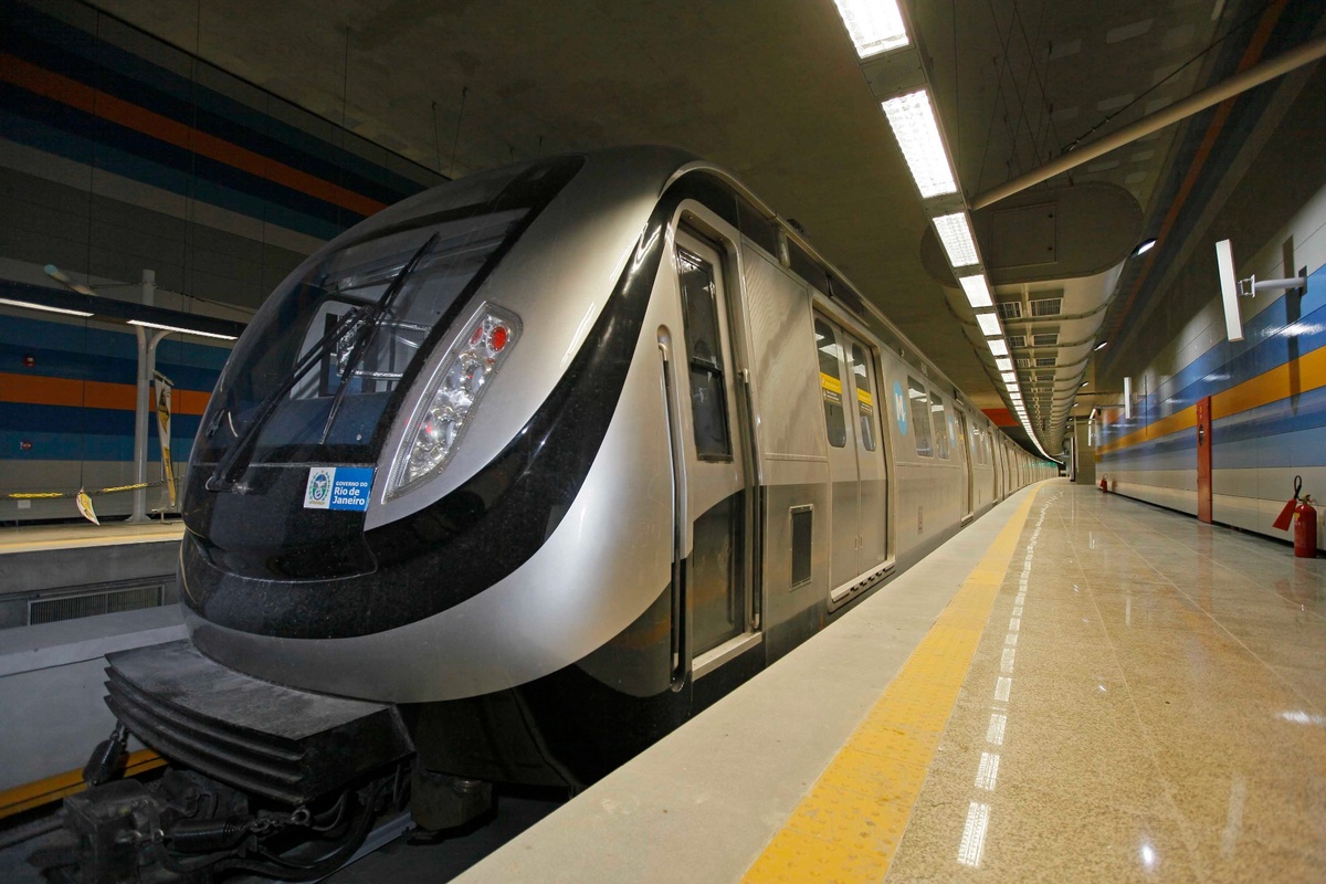 Trem moderno parado em estação de metrô no Rio de Janeiro