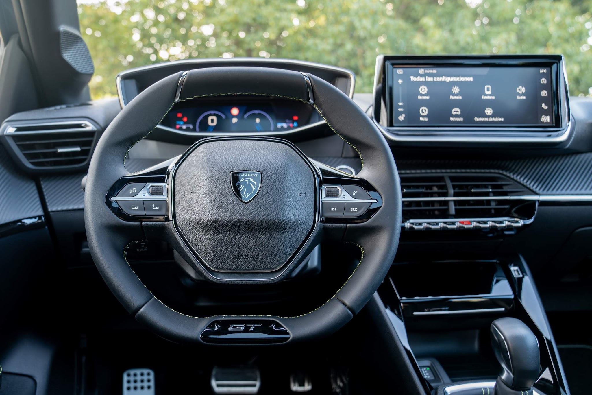 Com bateria de 50 kWh e consumo médio de 8,1 kmkWh, novo hatch elétrico da Stellantis