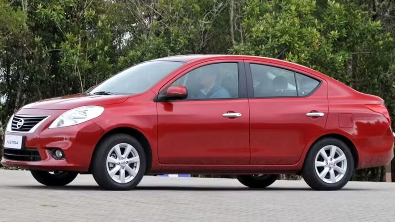 Descubra o Nissan Versa: o sedã japonês ignorado por muitos com motor robusto e preço de popular. Vale a pena? Conheça os prós e contras nesta análise completa. Foto: Divulgação