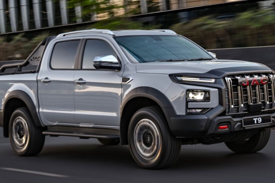 A trajetória da JAC Motors no Brasil é uma história de resiliência e reinvenção. A marca desembarcou no país com uma forte campanha de marketing estrelada pelo apresentador Fausto Silva, o que lhe rendeu o apelido de "montadora do Faustão". No entanto, essa estratégia agressiva não impediu que a empresa enfrentasse ceticismo e uma imagem controversa em seus primeiros anos. Hoje, a marca busca redefinir sua posição com foco em elétricos e uma nova picape média.