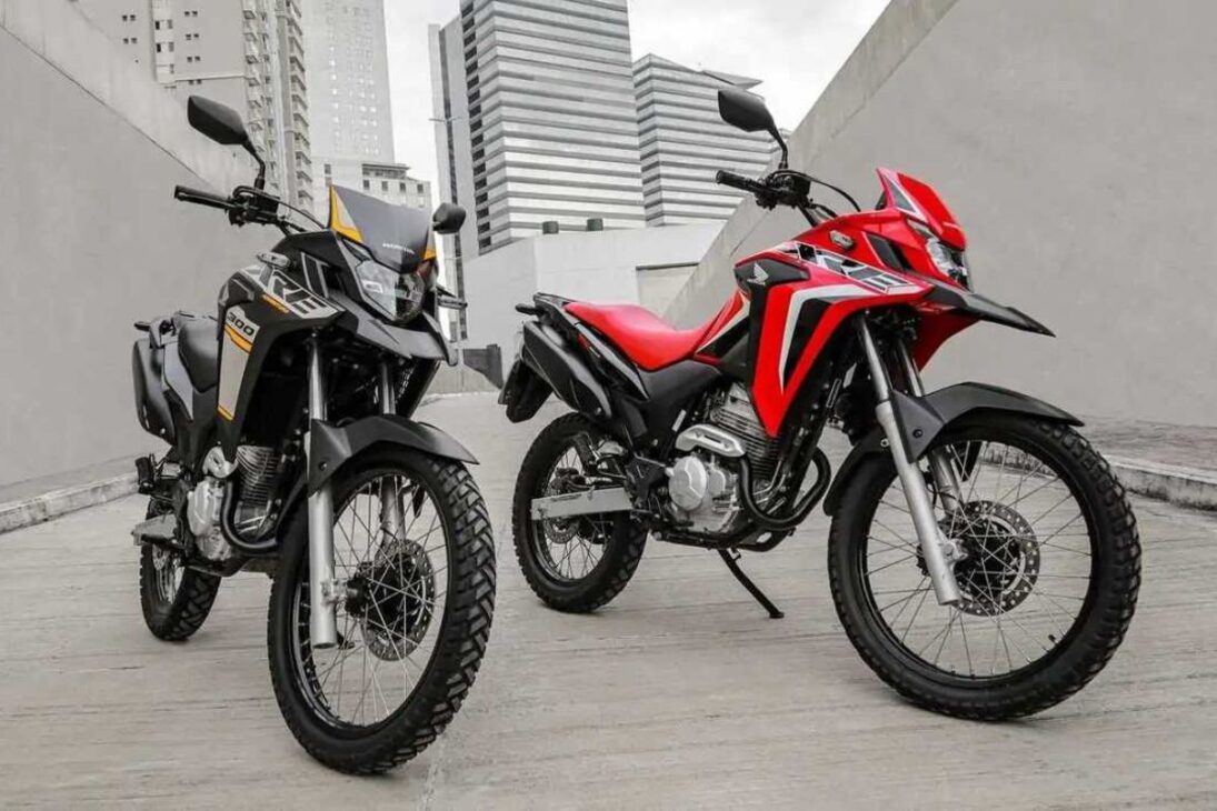 A Honda XRE 300, desde seu lançamento, se tornou uma das motocicletas mais populares e desejadas do Brasil. No entanto, sua trajetória foi marcada por um problema crônico que virou o maior pesadelo de seus donos: a trinca no cabeçote do motor. O defeito, que também afetou a CB 300R, foi particularmente notório nos modelos fabricados antes de 2016.