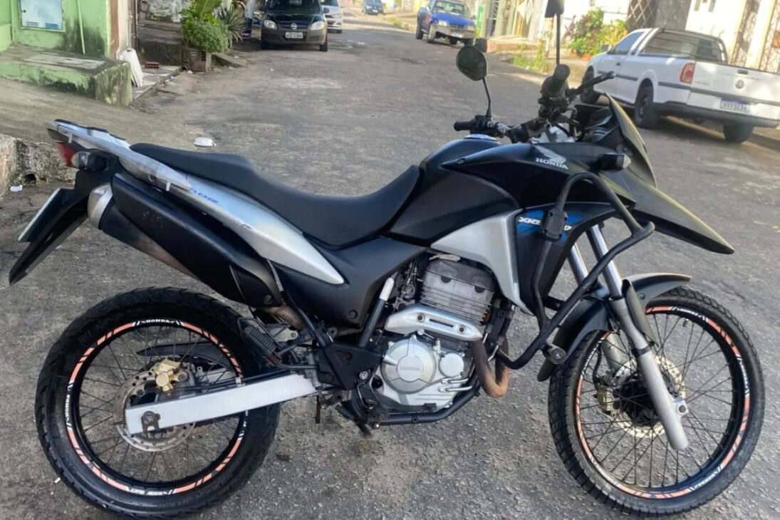 A Honda XRE 300, desde seu lançamento, se tornou uma das motocicletas mais populares e desejadas do Brasil. No entanto, sua trajetória foi marcada por um problema crônico que virou o maior pesadelo de seus donos: a trinca no cabeçote do motor. O defeito, que também afetou a CB 300R, foi particularmente notório nos modelos fabricados antes de 2016.