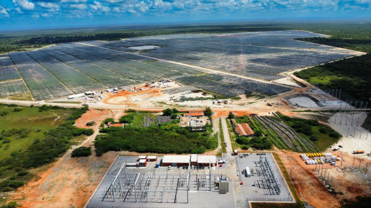 O Complexo Solar Lagoinha, inaugurado em Russas (CE), deve gerar mais de 1.000 empregos e abastecer 200 mil residências com energia solar. Conheça os impactos positivos.