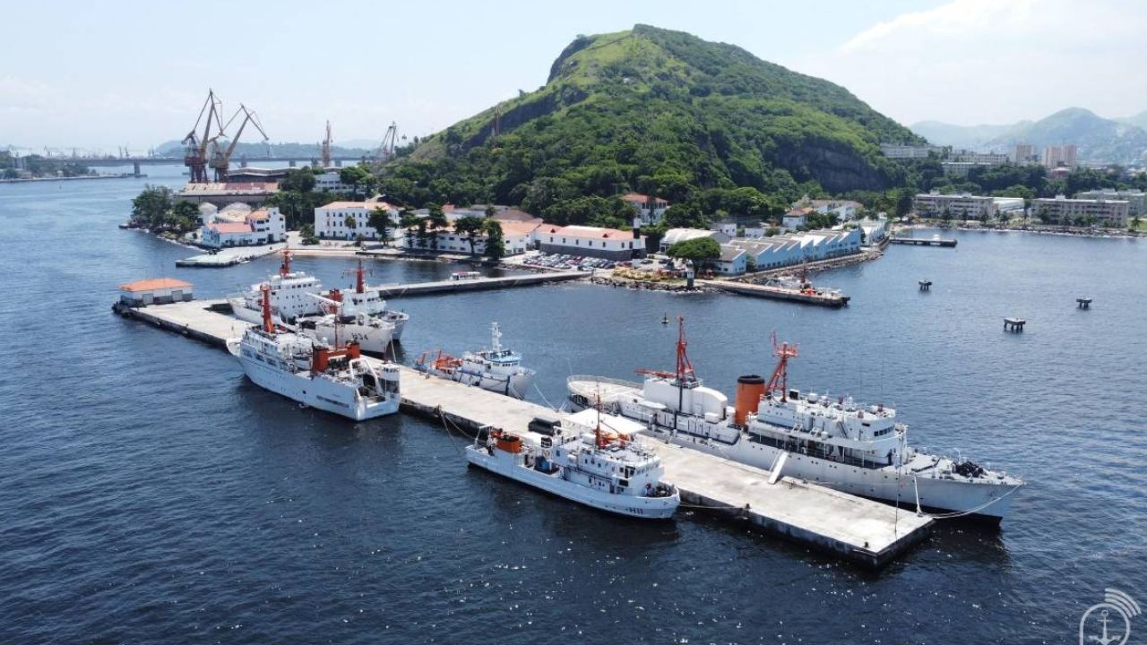 Com tecnologia no lugar de canhões, os navios brancos da Marinha garantem a segurança da navegação e impulsionam a ciência nas águas do Brasil. Imagem: Fonte Agência Marinha de Notícias.