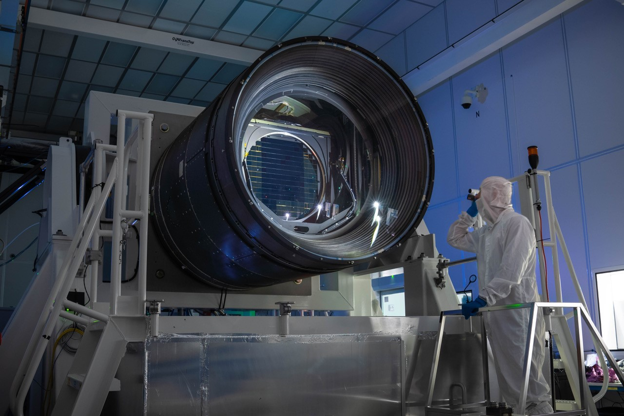 A câmera LSST, com um dos filtros de cor posicionado. Crédito: Olivier Bonin/SLAC National Accelerator Laboratory