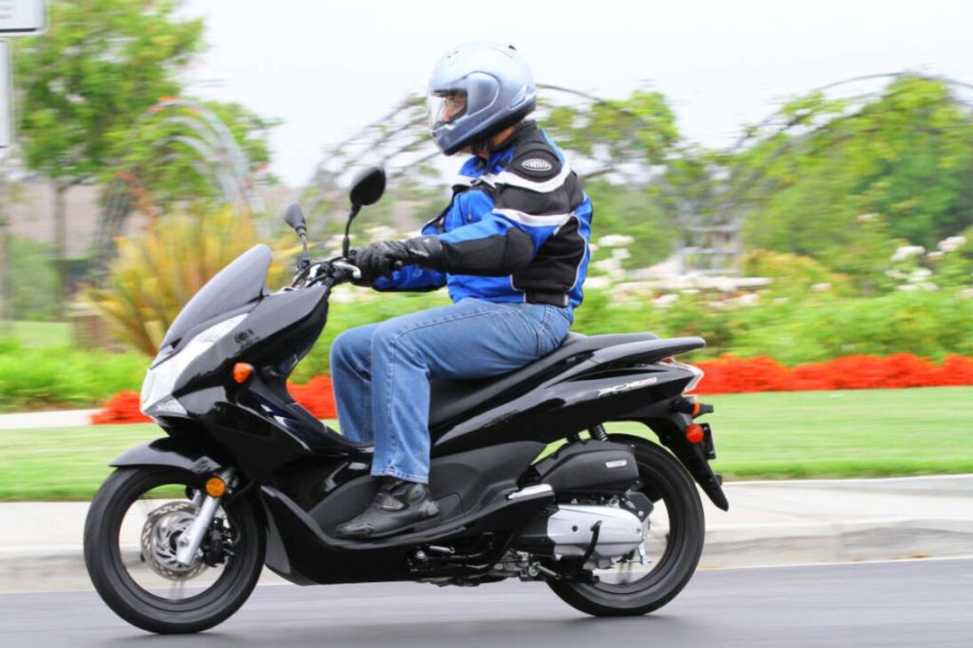 Em 2013, a primeira Honda PCX 150 com sistema Idling Stop foi lançada no Brasil, hoje custa a partir de R$ 11.000
