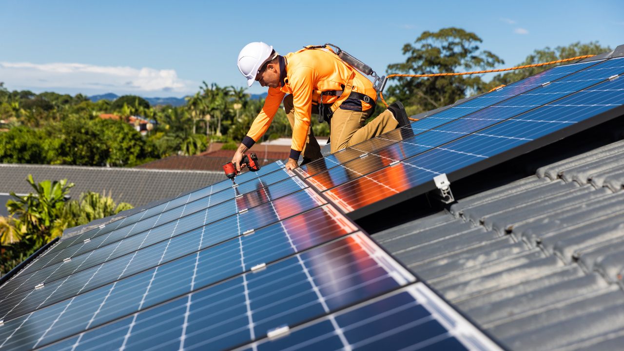 Com previsão de alta de 25% em 2025, setor de energia solar ganha força com linhas de crédito acessíveis do Banco da Amazônia para empresas e pessoas físicas.