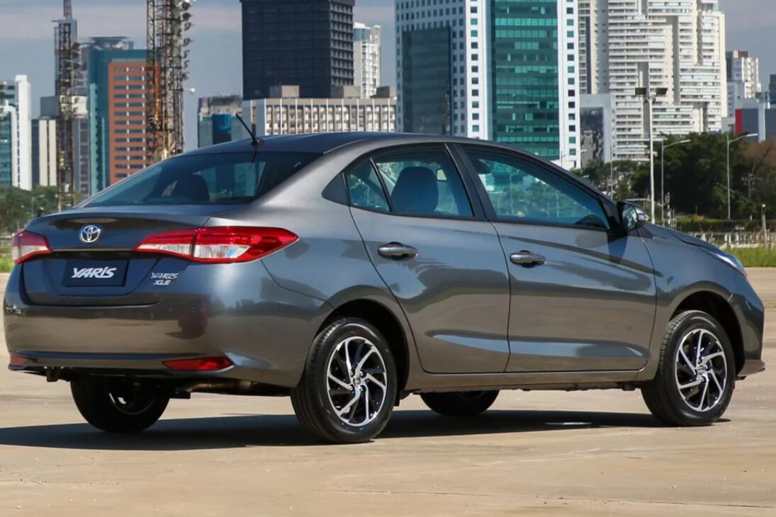 O mercado de carros usados no Brasil ganhou um novo protagonista. O Toyota Yaris, especialmente na sua versão topo de linha XLS, teve sua produção encerrada em 2024 e rapidamente se transformou em um "órfão cobiçado". O motivo é uma combinação rara: um motor japonês conhecido pela durabilidade, um pacote completo de equipamentos e um acabamento de qualidade.