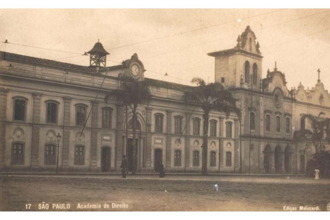 Este foi o primeiro a obter um diploma universitário no Brasil