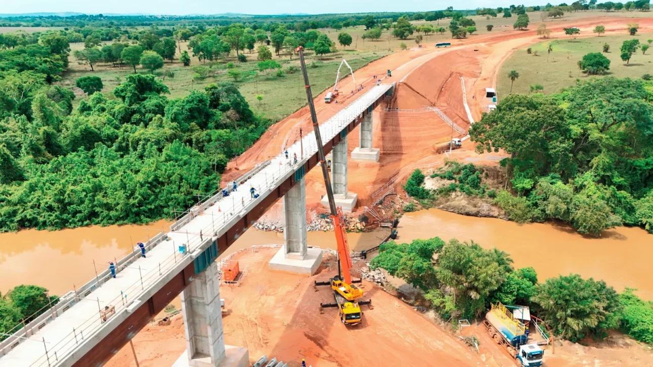 A nova ferrovia do Centro-Oeste em plena construo, que conectar o agronegcio a portos por 383km e representa um investimento de R$2,7 bilhes pela Vale