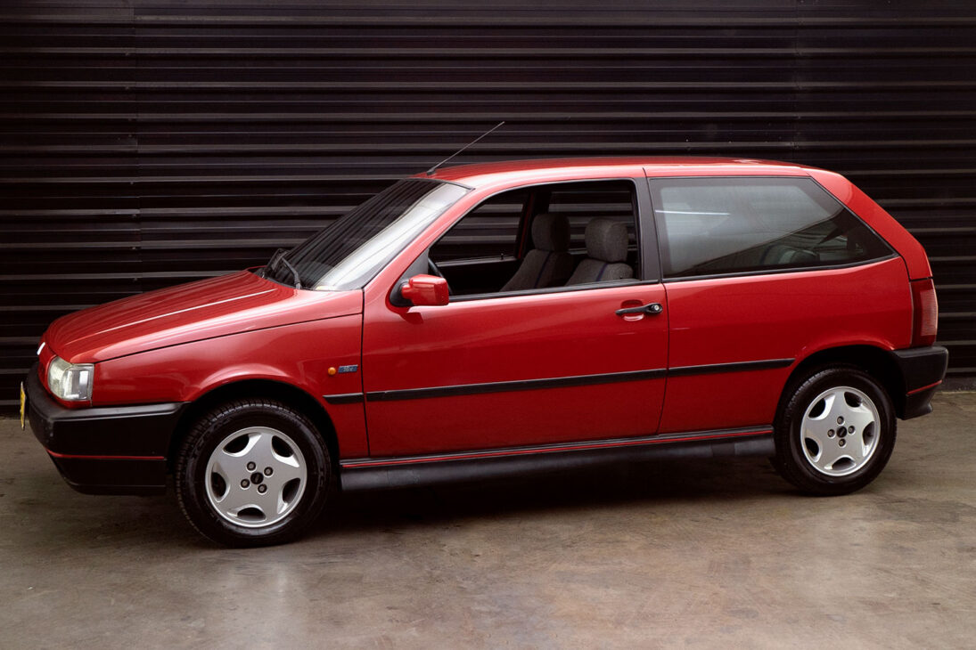 Saiu das ruas há décadas e hoje é lembrado como o hatch 2.0 italiano que fazia o Golf GTI suar com seu desempenho histórico e motor 16V inédito na época