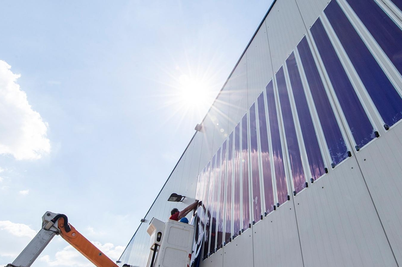 Empresa desenvolve acessório que transforma qualquer janela em gerador solar — instalação sem fiação e energia até para geladeira