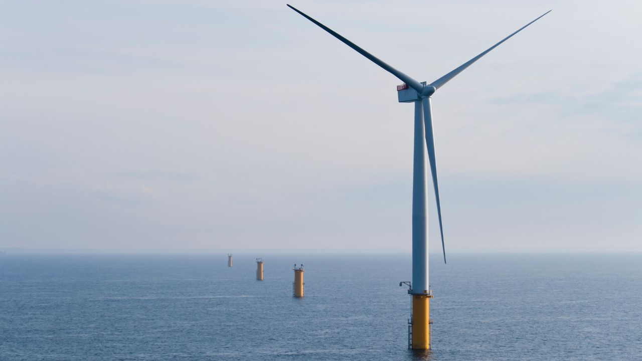 IBAMA concede primeira licença para projeto de energia eólica offshore no Brasil. Iniciativa piloto será instalada no RN e marca avanço na transição energética. Imagem: CANVA