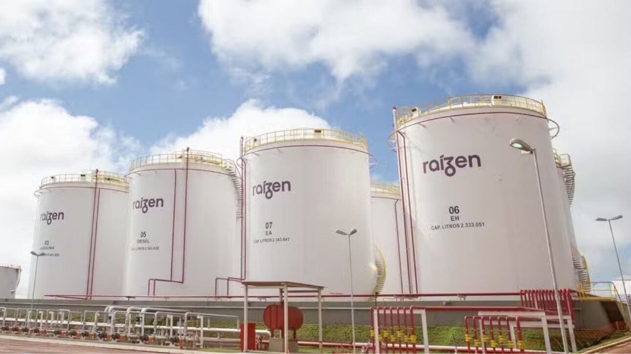 Raízen negocia venda de quatro usinas para reduzir dívida de R$ 34 bilhões, buscando fortalecer joint venture e superar desafios no setor sucroenergético.