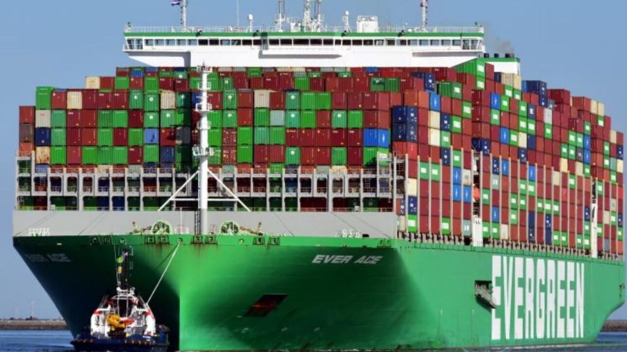 Ever Ace navegando com 21 mil contêineres a bordo — o colosso de 399 metros que transformou o padrão dos mega navios porta-contêineres.