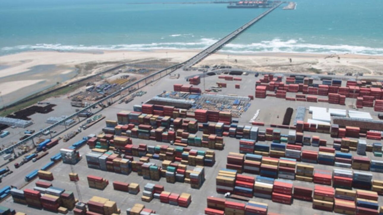 Apesar de grandes, portos brasileiros ainda contam com estrutura limitada para receber mega navios — país ainda está fora da rota das maiores embarcações do mundo.