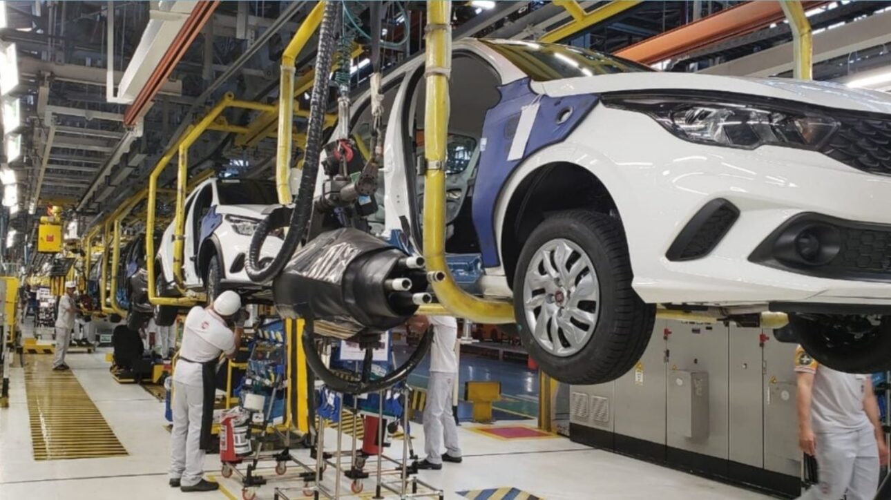 Funcionários trabalham na linha de montagem da fábrica da Fiat em Betim (MG), uma das maiores do mundo; estrutura robusta e foco em carros acessíveis ajudam a explicar por que a montadora lidera com folga o mercado brasileiro.