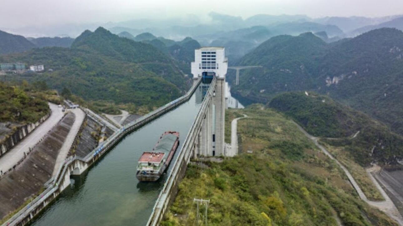 Obra monumental chinesa une energia limpa e tecnologia extrema para permitir que navios “escalem” montanhas por um elevador colossal no rio Wu.