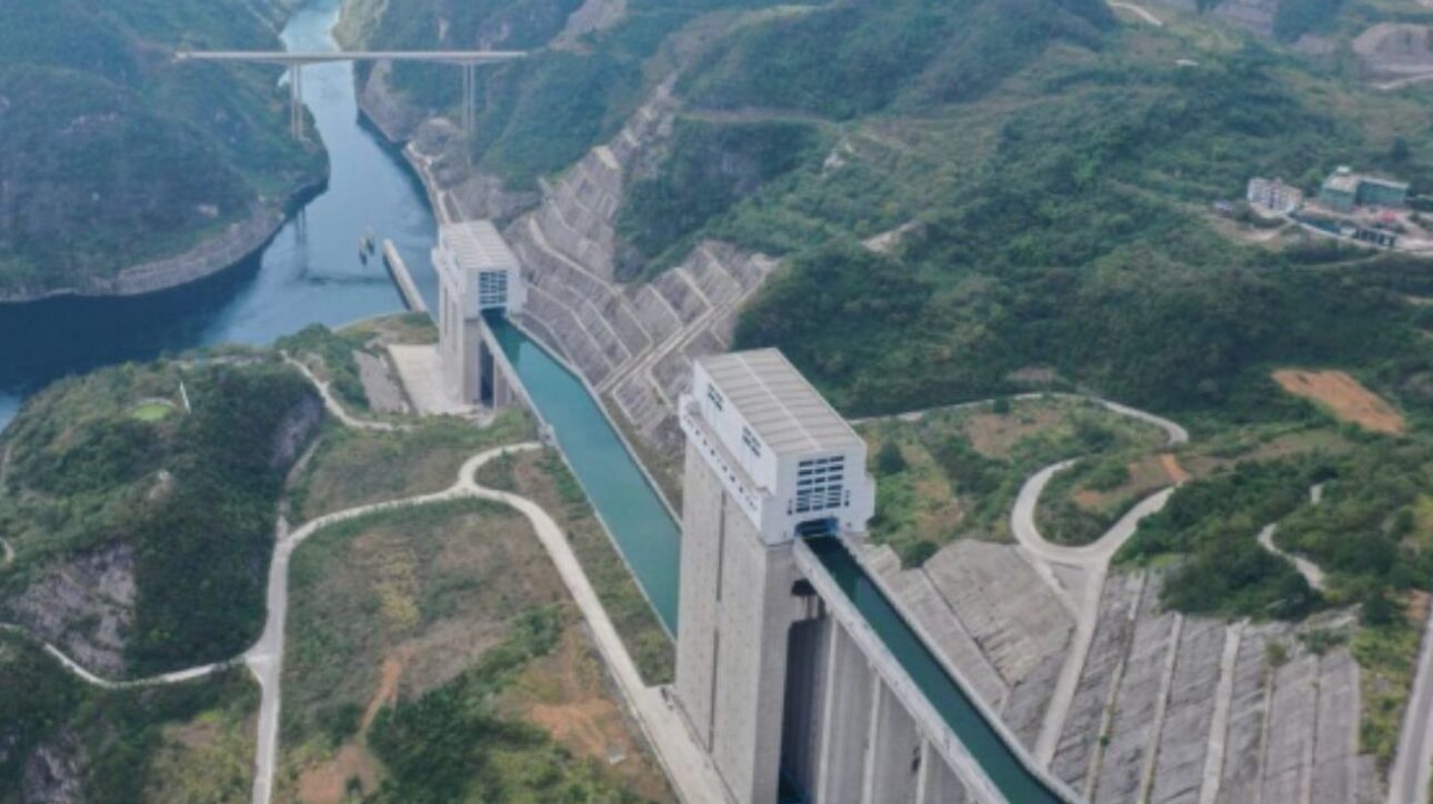 Obra monumental chinesa une energia limpa e tecnologia extrema para permitir que navios “escalem” montanhas por um elevador colossal no rio Wu.