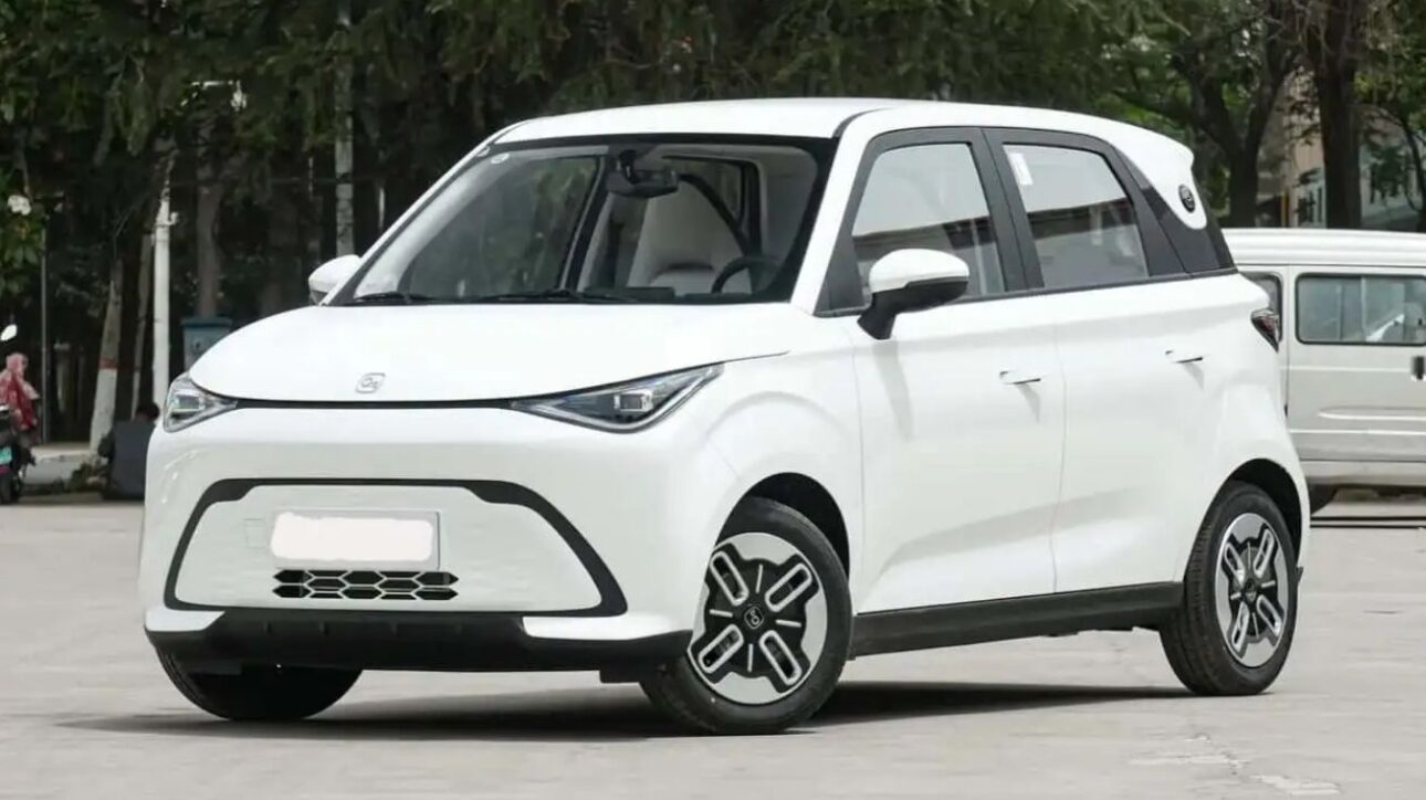 Elétrico chinês de R$ 42 mil promete até 405 km de autonomia e recursos modernos, acirrando a disputa com Kwid E-Tech e Dolphin Mini.