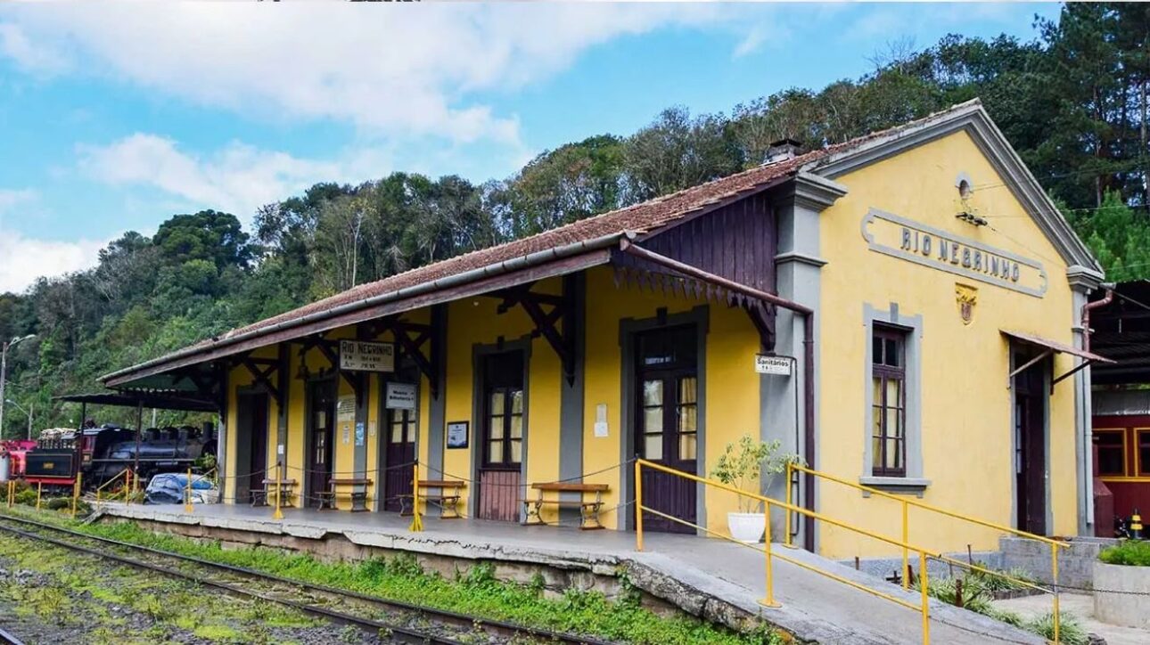 Viaje por uma ferrovia histórica em SC por menos de R$ 100, cruzando túneis e pontes com vista para a mata nativa a bordo de uma Maria Fumaça. (Imagem: site Viagens Sem Caminho)